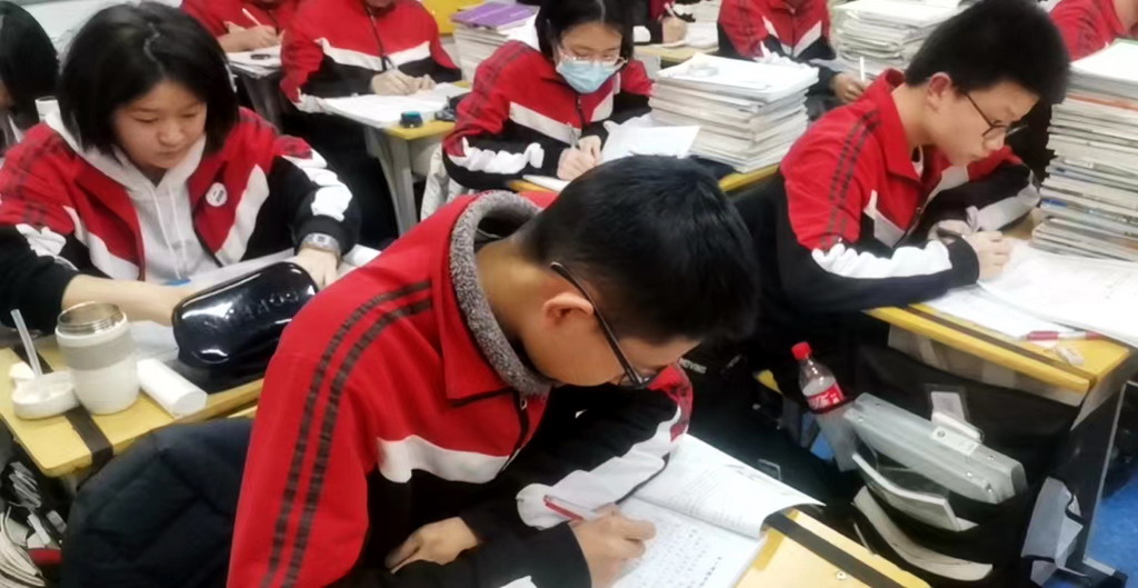 高二年级语文组组织学生硬笔书法比赛